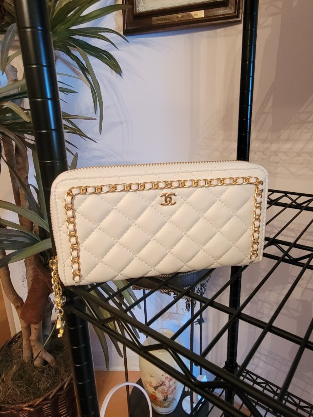 Pretty white w/gold rope trim fashion wallet. No brand.